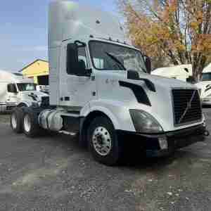 2013 Volvo Day Cab - Image 3