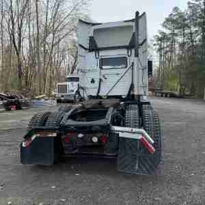 2013 Volvo Day Cab - Image 5