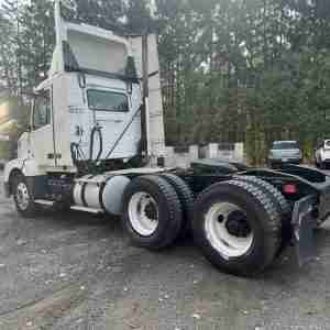2013 Volvo Day Cab - Image 7