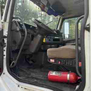 2013 Volvo Day Cab - Image 9