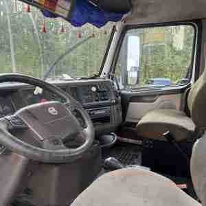 2013 Volvo Day Cab - Image 8